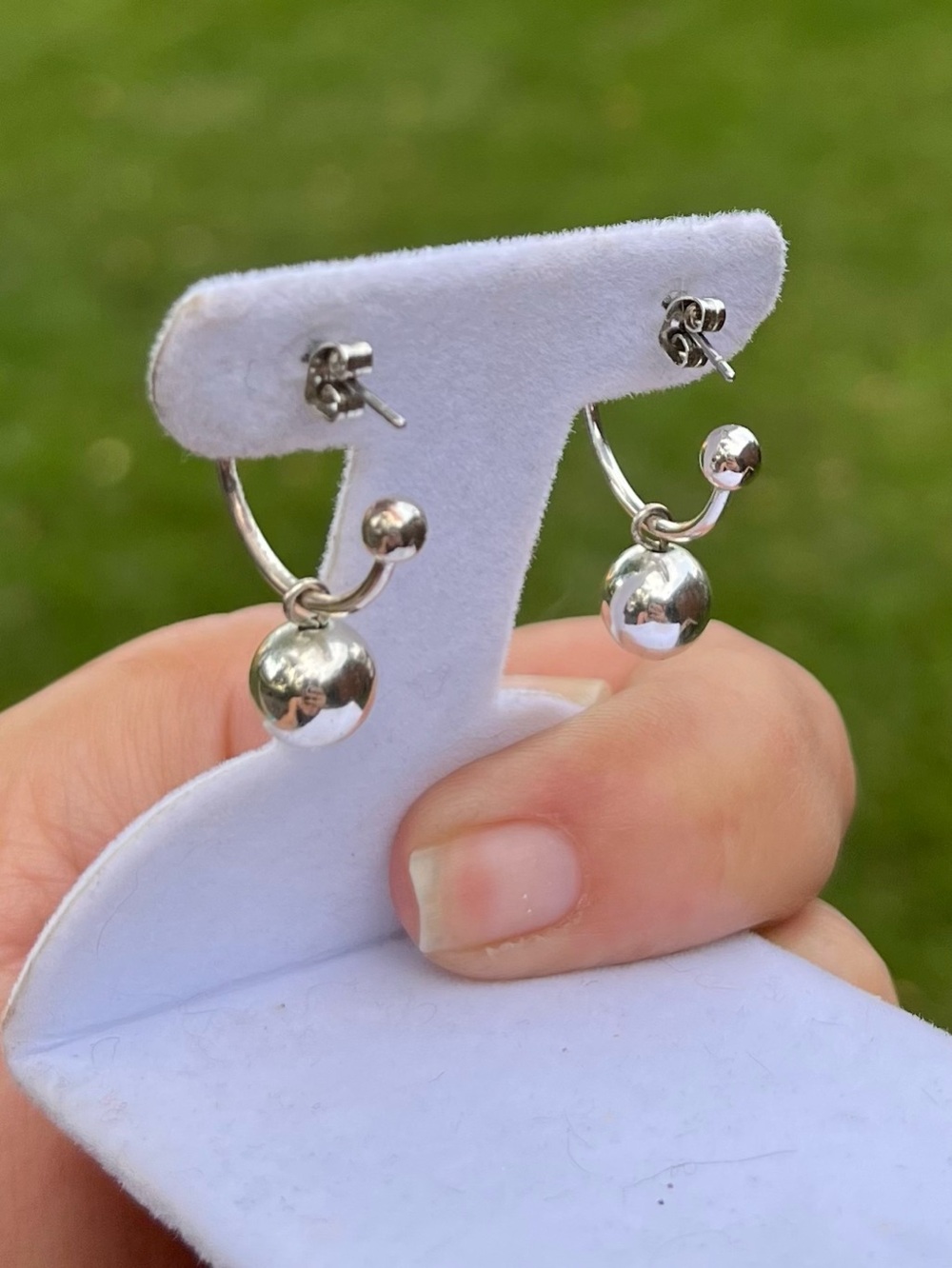 L63: Silver hoop earrings w/ sliding polished bead & clutch back- 3/4” -1” to L